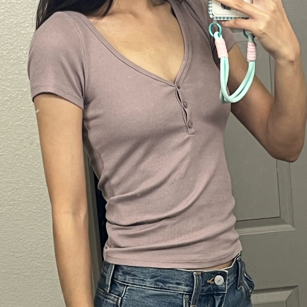 Hollister Women's Dust Pink V-Neck Top